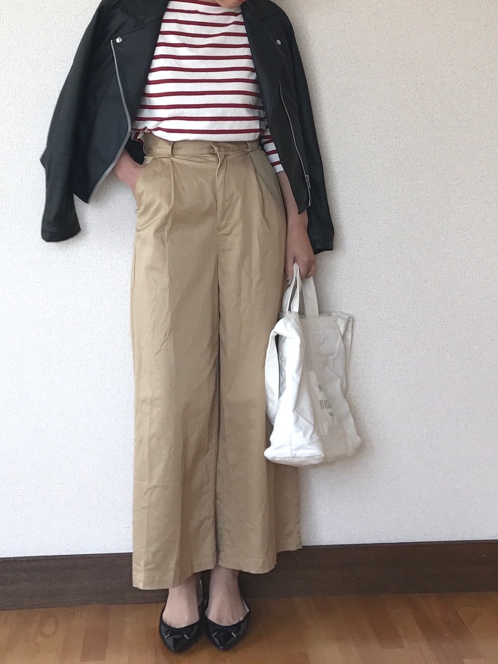 「オトナカジュアル、fashion、ライダース、チノパン、ハイウエスト、ハイウエストパンツ、バレエシューズ、ボーダー、シンプル、ママコーデ」｜「MAISON DE REEFURのREEFUR ロゴ 2WAY キャンバス トート バッグ M（トートバッグ、ホワイト系）」を使った、 H A L .さん（レディース・159cm）の春コーディネートの1枚目の写真