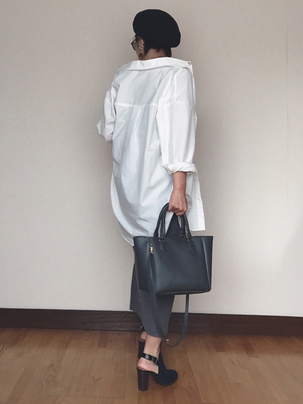 「シンプル、白シャツ、WEGO、シャツスタイル、ママコーデ、ベレー帽、ootd、outfit、monotone、オトナカジュアル」｜「UNIQLOのWOMEN メリノブレンドリブスカート（スカート、グレー系）」を使った、 H A L .さん（レディース・159cm）の夏コーディネートの1枚目の写真