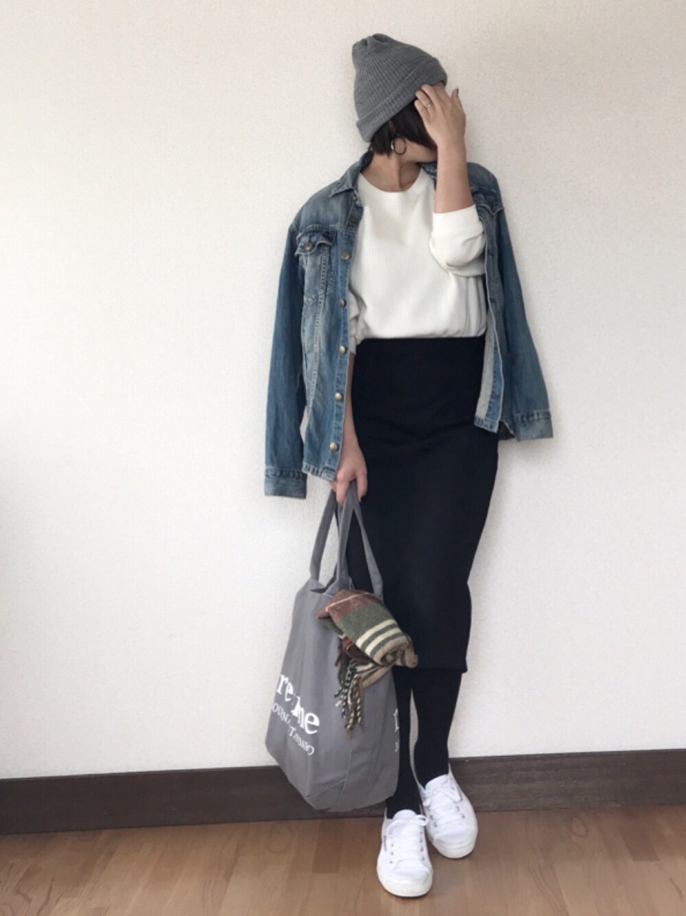 「大人カジュアル、秋コーデ、シンプルコーデ、ootd、outfit、マタニティ、ママコーデ、スニーカー、古着、ママファッション」｜「JOURNAL STANDARD relumeの《WEB限定》RE-2WAY ロゴトート_#（トートバッグ、グレー系）」を使った、 H A L .さん（レディース・159cm）の秋コーディネートの1枚目の写真