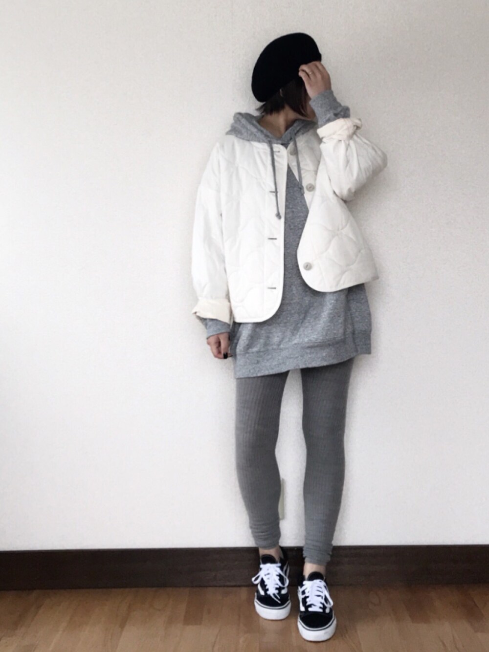 「カジュアルコーデ、シンプルコーデ、おしゃれさんと繋がりたい、UNIQLO、ベレー帽、VANS、ママコーデ、マタニティ、妊婦、パーカー」｜「BLACK BY MOUSSYのQuilting Blouson（ブルゾン、ホワイト系）」を使った、 H A L .さん（レディース・159cm）の秋コーディネートの1枚目の写真