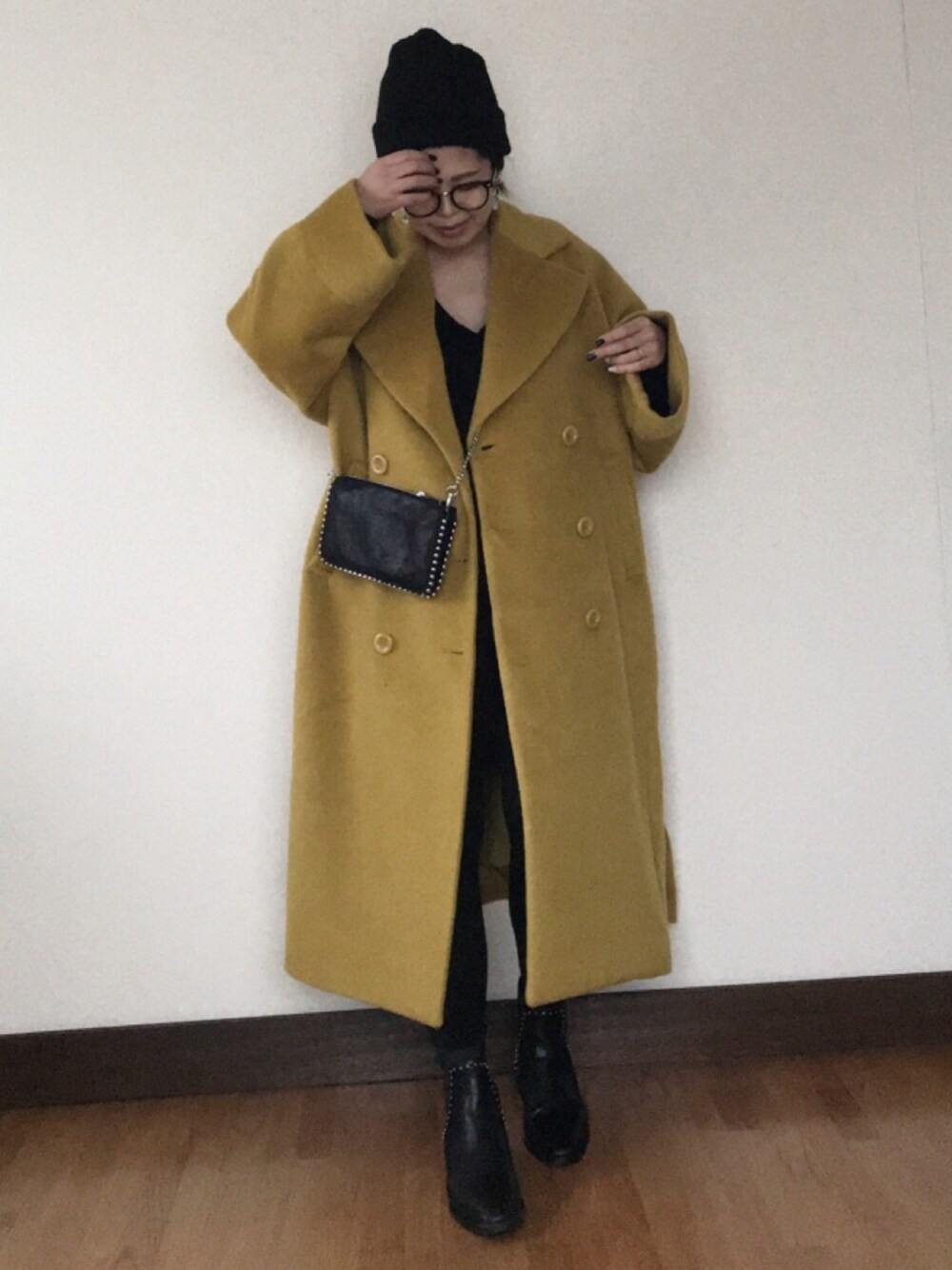 「WEGO、プチプラ、ビッグコート、キイロ、ママコーデ、妊婦、ZARA、ニット帽、大人カジュアル」｜「ZARAのアイテム（ブーツ、ブラック系）」を使った、 H A L .さん（レディース・159cm）の冬コーディネートの1枚目の写真