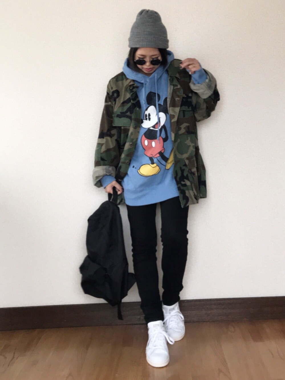 「秋冬、迷彩、カモフラ、メンズライク、ミッキー、スタンスミス、リュック、ママコーデ、妊婦、ユニクロ」｜「WEGOのWEGO/CORDURAデイパック（バックパック/リュック、ブラック系）」を使った、 H A L .さん（レディース・159cm）の冬コーディネートの1枚目の写真