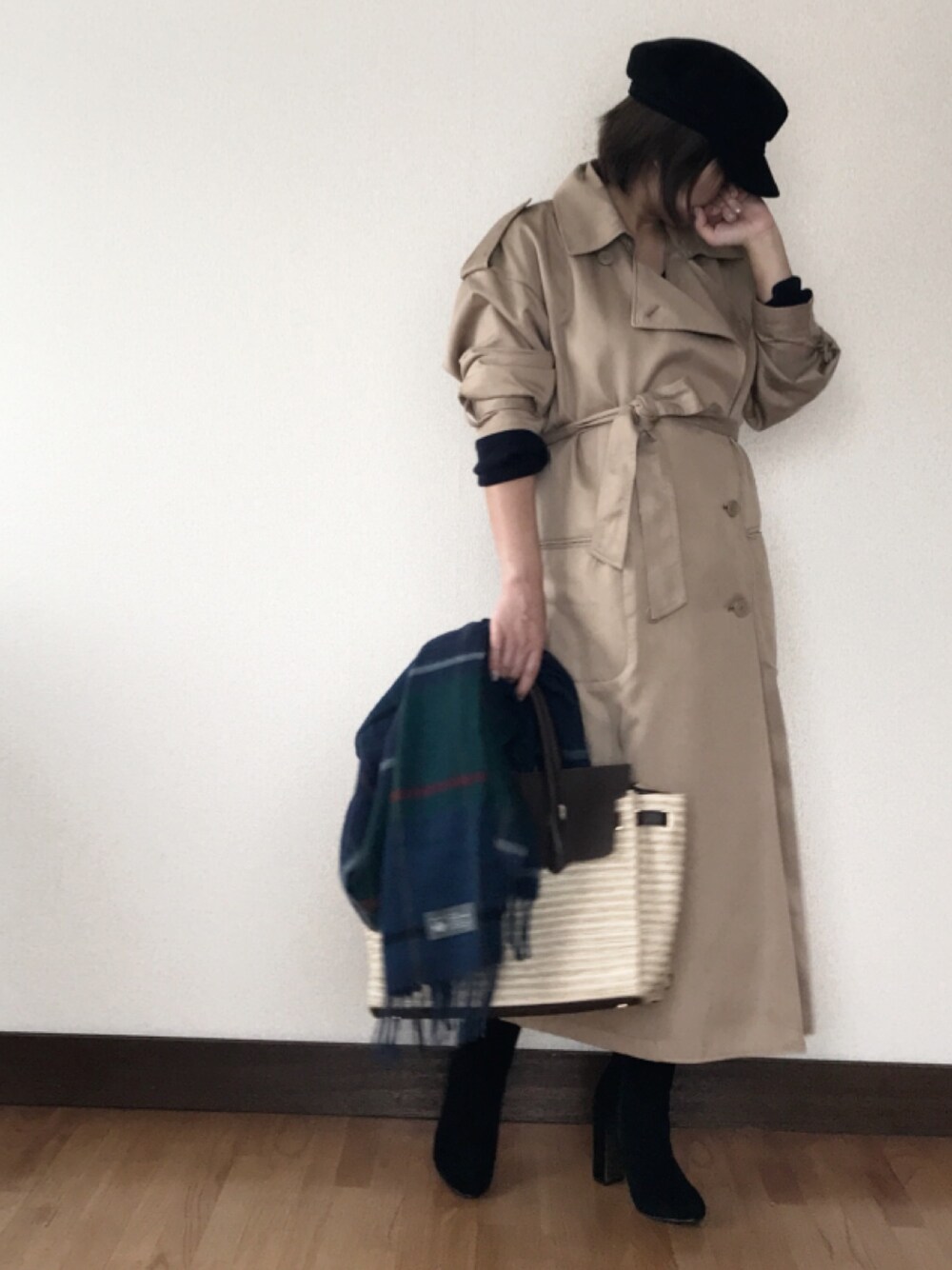 「オトナカジュアル、きれいめカジュアル、おしゃれさんと繋がりたい、outfit、大人コーデ、ママコーデ、moussy、トレンチコート、ショートブーツ、ベージュ」｜「recaのチェック柄大判ストール（ストール/ショール、ブルー系）」を使った、 H A L .さん（レディース・159cm）の冬コーディネートの1枚目の写真