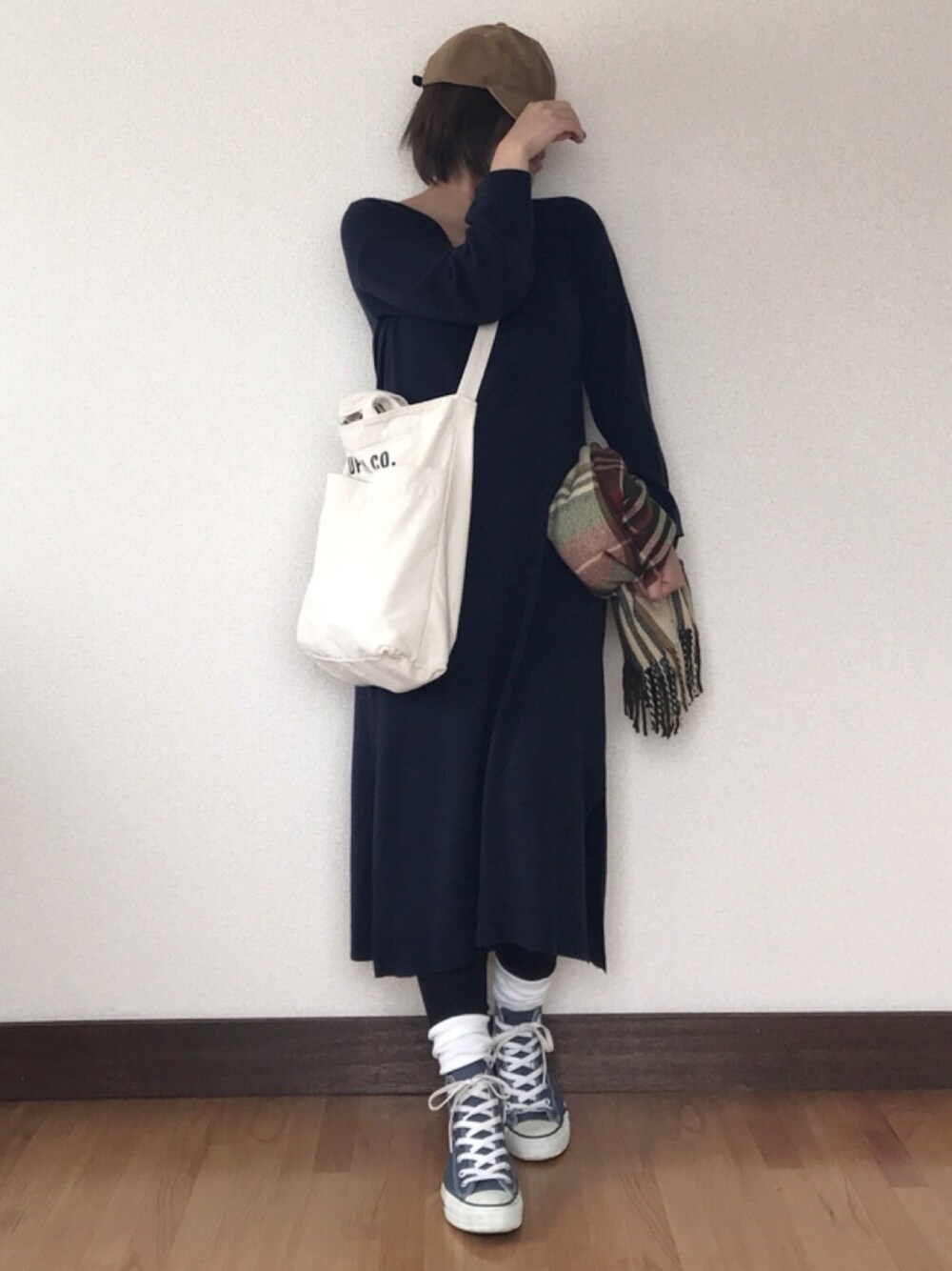 「大人カジュアル、トートバッグ、LIFE's#203、コンバース、ソックス、キャップ、ニットワンピース、ママコーデ、妊婦、マタニティコーデ」｜「TODAYFULのLOGOショルダーバッグ（ショルダーバッグ、ホワイト系）」を使った、 H A L .さん（レディース・159cm）の冬コーディネートの1枚目の写真
