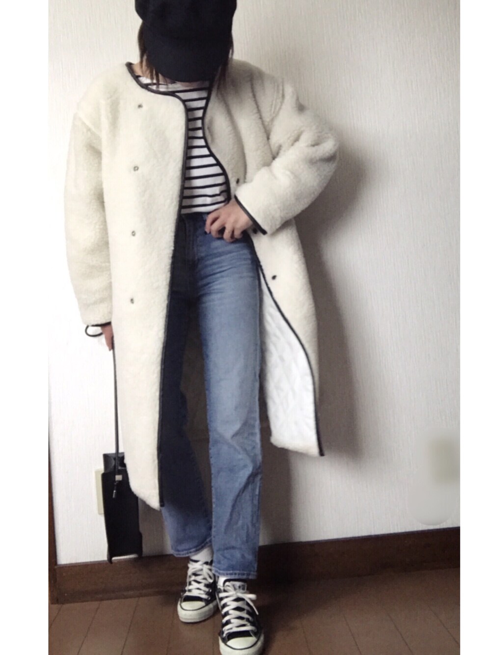 「アイラブCONVERSE、オトナカジュアル、スニーカー、コンバース、ボアコート、ノーカラーコート、シンプル、ootd、スニーカーコーデ、ユニクロ」｜「CONVERSEのCONVERSE / CVS ALL STAR OX（スニーカー、ブラック系）」を使った、 H A L .さん（レディース・159cm）の冬コーディネートの1枚目の写真