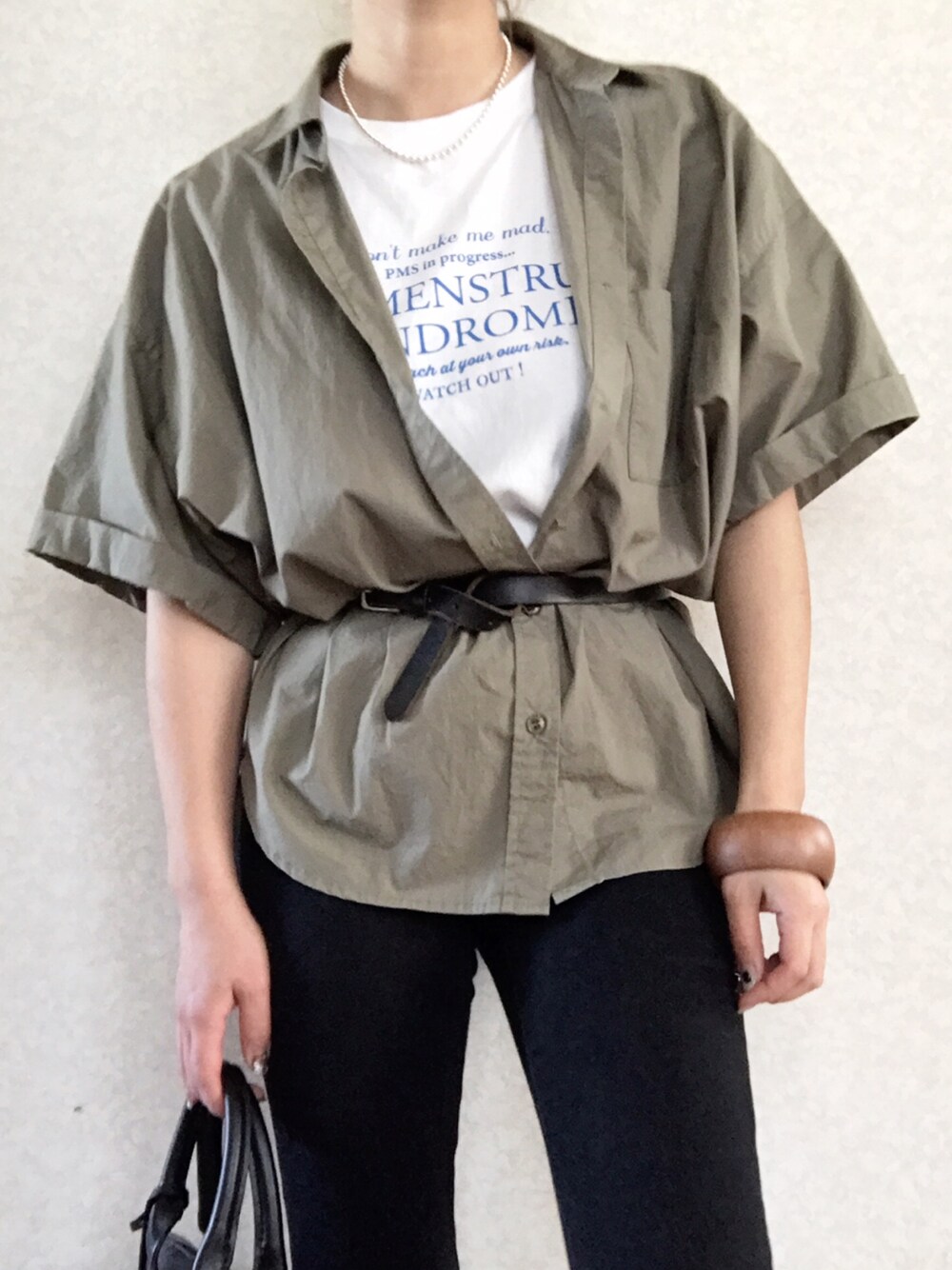 「カジュアル、オトナ女子、カーキ、ロゴT、TODAYFUL、オーバーサイズ」｜「Ungridの【Casual】定番細ﾍﾞﾙﾄ（ベルト、ブラック系）」を使った、 H A L .さん（レディース・159cm）の夏コーディネートの1枚目の写真
