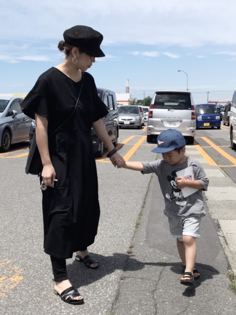 「ootd、キャップ、おやこーで。、親子コーデ、黒、黒スキニー、ワントーンコーデ、キッズコーデ」｜「TODAYFULのMASON'sデニム（デニムパンツ、ブラック系）」を使った、 H A L .さん（レディース・159cm）の夏コーディネートの1枚目の写真