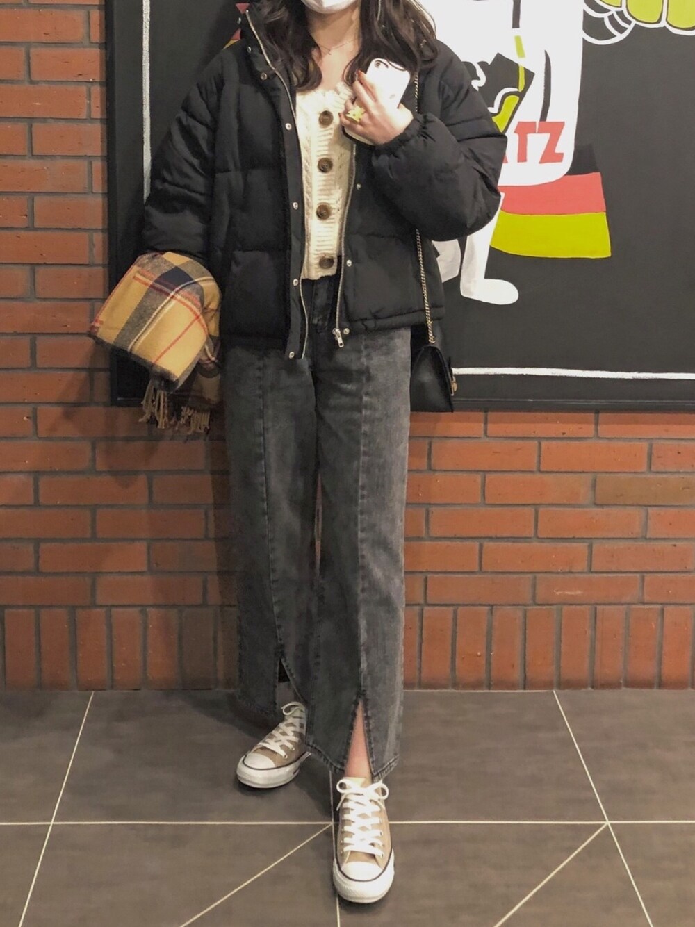 「大学生コーデ、大学生、骨格診断ストレート、おしゃれさんと繋がりたい、女子会コーデ、女子会、あったかコーデ、カジュアルコーデ、冬コーデ」｜「INGNIのBIGフード／ショートエコダウン（ダウンジャケット/コート、ブラック系）」を使った、i6haさん（レディース・160cm）の秋コーディネートの1枚目の写真