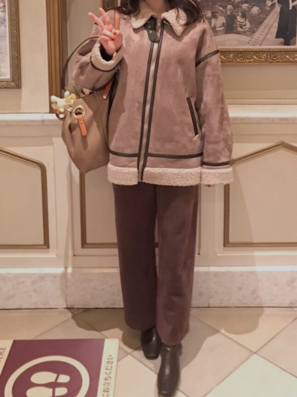 「ディズニー、ディズニーコーデ、ディズニーシー、ディズニーシーコーデ、ブラウン、大学生、大学生コーデ、骨格診断ストレート」｜「GRLのストレッチスクエアトゥショートブーツ（ブーツ、ブラウン系）」を使った、i6haさん（レディース・160cm）の冬コーディネートの1枚目の写真