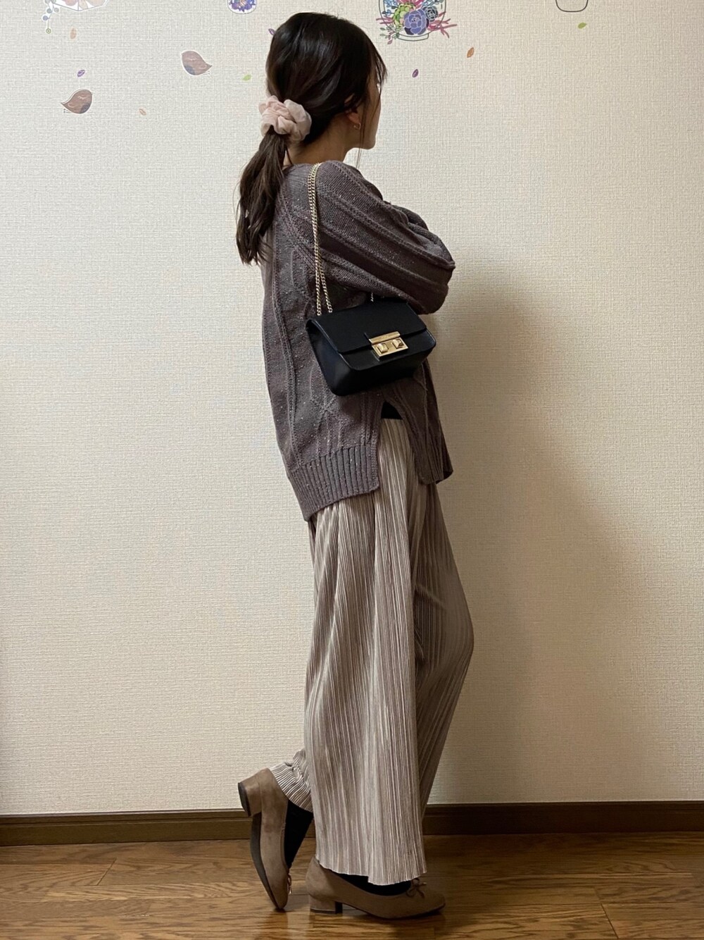 「ベージュコーデ、ブラックコーデ、dholic、nice claup、earth music&ecology、大学生コーデ、女子大生コーデ、淡色コーデ、淡色女子、大人かわいい」｜「NICE CLAUPのアイテム（ニット/セーター、ブラウン系）」を使った、i6haさん（レディース・160cm）の冬コーディネートの1枚目の写真
