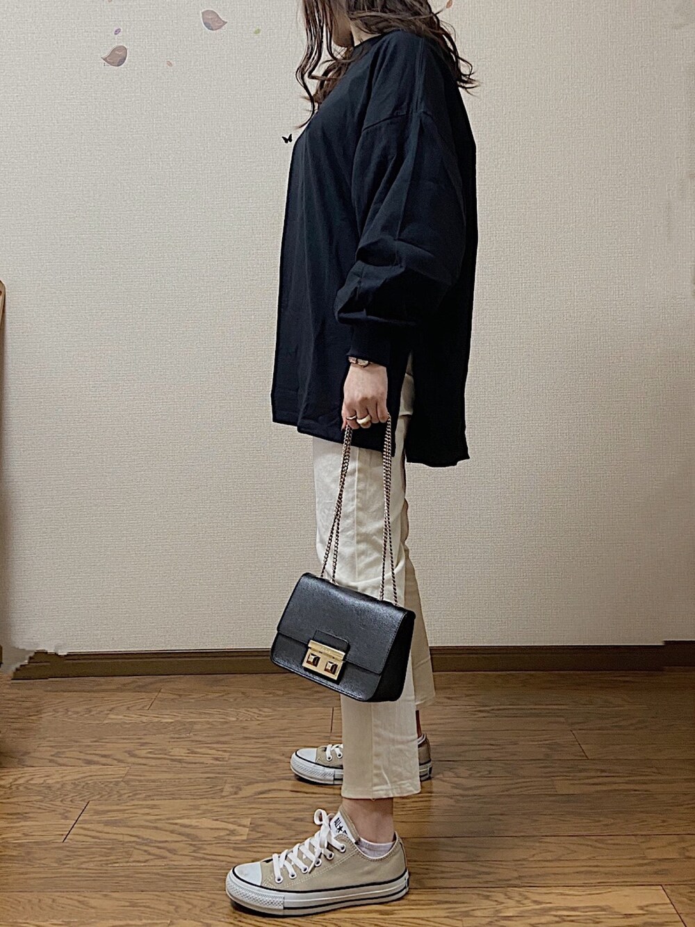 「休日スタイル、パンツスタイル、ootd、楽チンコーデ、カジュアルコーデ、大学生コーデ、女子大生コーデ、モノトーン、earth music&ecology、コカ(coca)」｜「FURLAのメトロポリス ミニ クロスボディバッグ（ショルダーバッグ、ブラック系）」を使った、i6haさん（レディース・160cm）の冬コーディネートの1枚目の写真