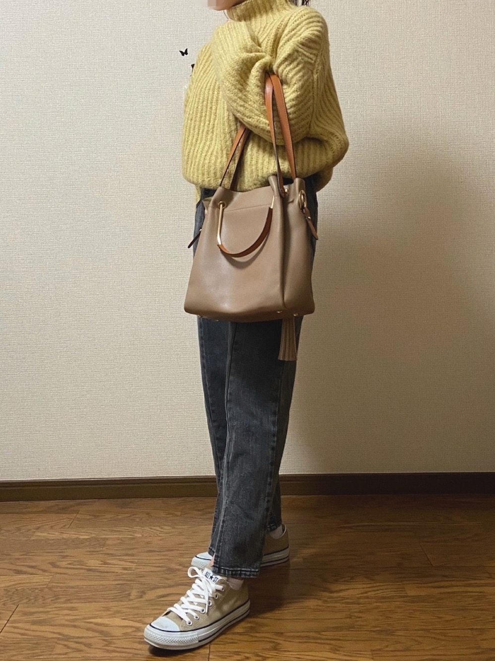 「ラクチンコーデ、カジュアルコーデ、ゆるコーデ、お洒落さんとつながりたい、大学生コーデ、AZUL by moussy、coca、スニーカーコーデ、converse」｜「AZUL by moussyのWIDE RIB H/N VOLUME KNIT TOPS/ワイドリブハイネックボリュームニットトップス（ニット/セーター、イエロー系）」を使った、i6haさん（レディース・160cm）の冬コーディネートの1枚目の写真