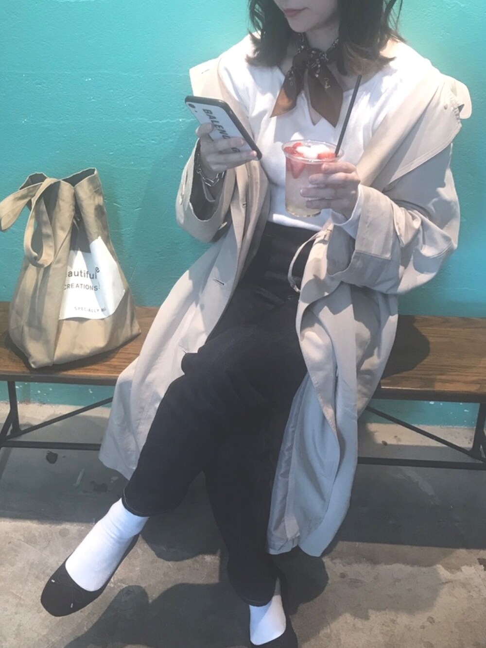 「シンプルコーデ、ベージュコーデ、大人カジュアル、トレンチコート、GU、プチプラコーデ、バレエシューズ、ワントーンコーデ、お洒落さんとつながりたい、いいね、save、フォローお願いします🤑」｜「GUのアイテム（デニムパンツ、ブルー系）」を使った、Kさん（レディース・158cm）の秋コーディネートの1枚目の写真
