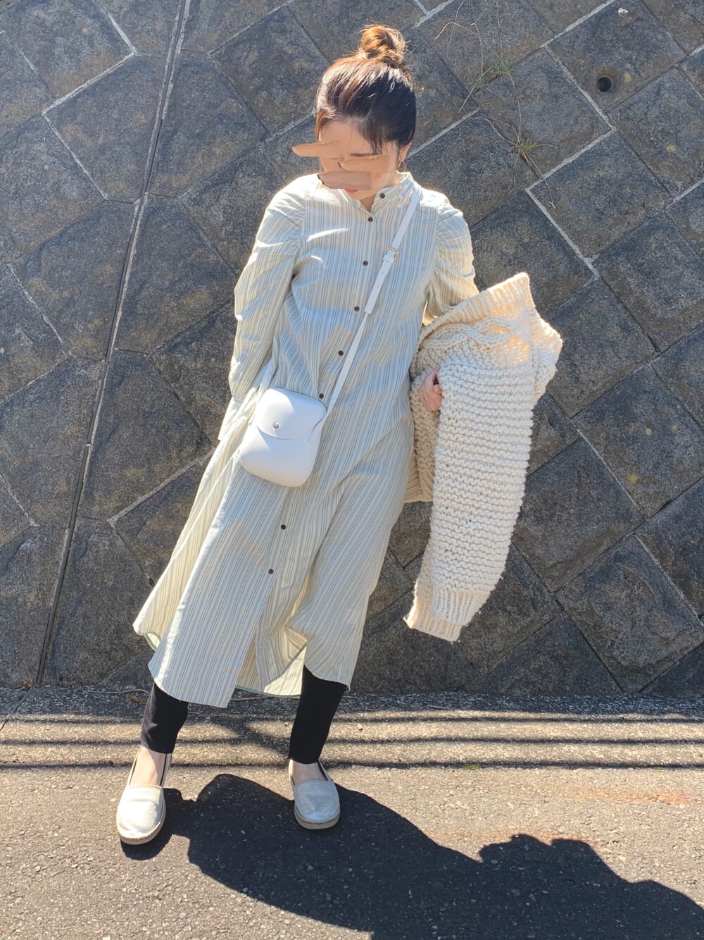 「春コーデ、カジュアル、シャツワンピース、ロングシャツ、レギンス、ワントーンコーデ、シルバーシューズ、ユニクロ、シルバーアクセサリー、おしゃれさんと繋がりたい」｜「ROSE BUDのアイテム（シャツワンピース、グリーン系）」を使った、Kさん（レディース・158cm）の春コーディネートの1枚目の写真