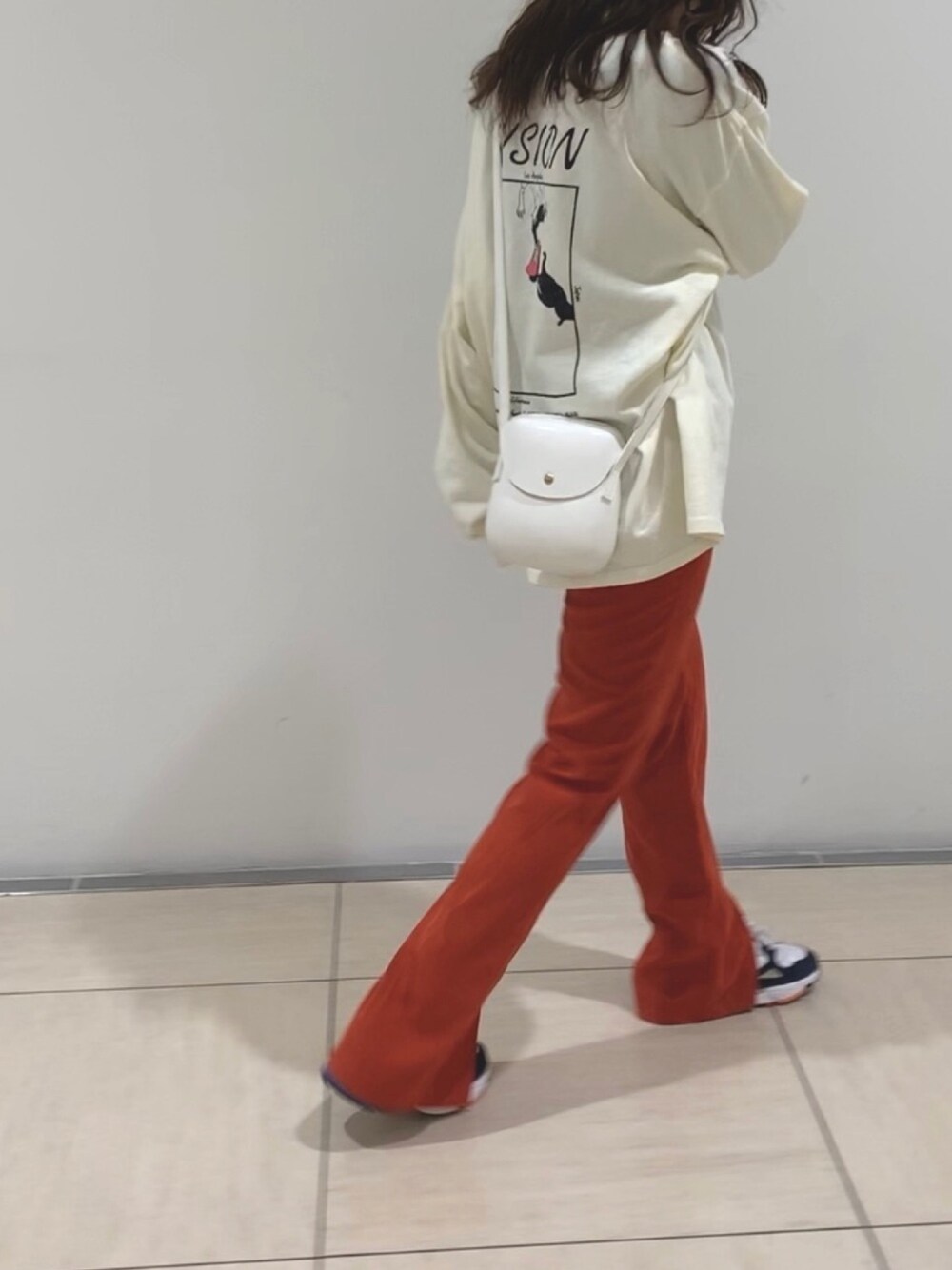 「春コーデ、カジュアルコーデ、スウェット、カラーパンツ、スラックス、スニーカー、adidasfalcon、ファルコン、おしゃれさんと繋がりたい、いいね、save、フォローお願いします🤑」｜「LILY BROWNの前スリットパンツ（その他パンツ、オレンジ系）」を使った、Kさん（レディース・158cm）の春コーディネートの1枚目の写真