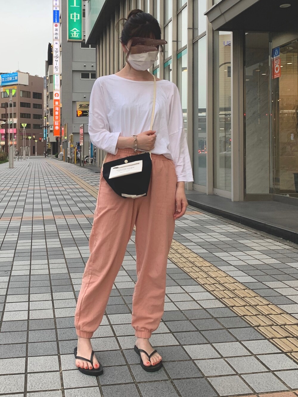 「ラフコーデ、ラクチンコーデ、プチプラ、白Tシャツ、カラーパンツ、ビーチサンダル、dholic、GAP、おしゃれさんと繋がりたい、いいね、save、フォローお願いします🤑」｜「AZUL by moussyのオーガニックコットン2WAYドルマン7分袖プルオーバー（Tシャツ/カットソー、ホワイト系）」を使った、Kさん（レディース・158cm）の夏コーディネートの1枚目の写真