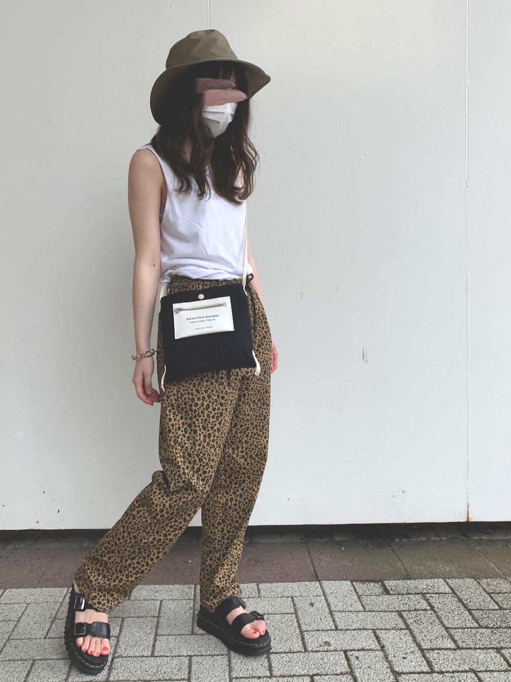 「厚底サンダル、ラフスタイル、バケットハット、レオパード、ヒョウ柄パンツ、ノースリーブ、Ungrid、ドクターマーチン、おしゃれさんと繋がりたい、いいね、save、フォローお願いします🤑」｜「CONVERSE TOKYOのバケットハット（ハット、グリーン系）」を使った、Kさん（レディース・158cm）の夏コーディネートの1枚目の写真