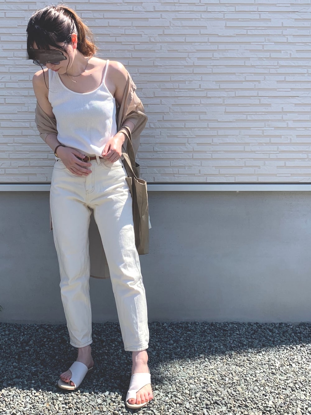 「大人カジュアル、ホワイトコーデ、ワントーンコーデ、プチプラ、GU、ｼｰｽﾙｰｼｬﾂ、トートバッグ、beautiful people、おしゃれさんと繋がりたい、いいね、save、フォローお願いします🤑」｜「LILY BROWNのアイテム（キャミソール、ホワイト系）」を使った、Kさん（レディース・158cm）の秋コーディネートの1枚目の写真