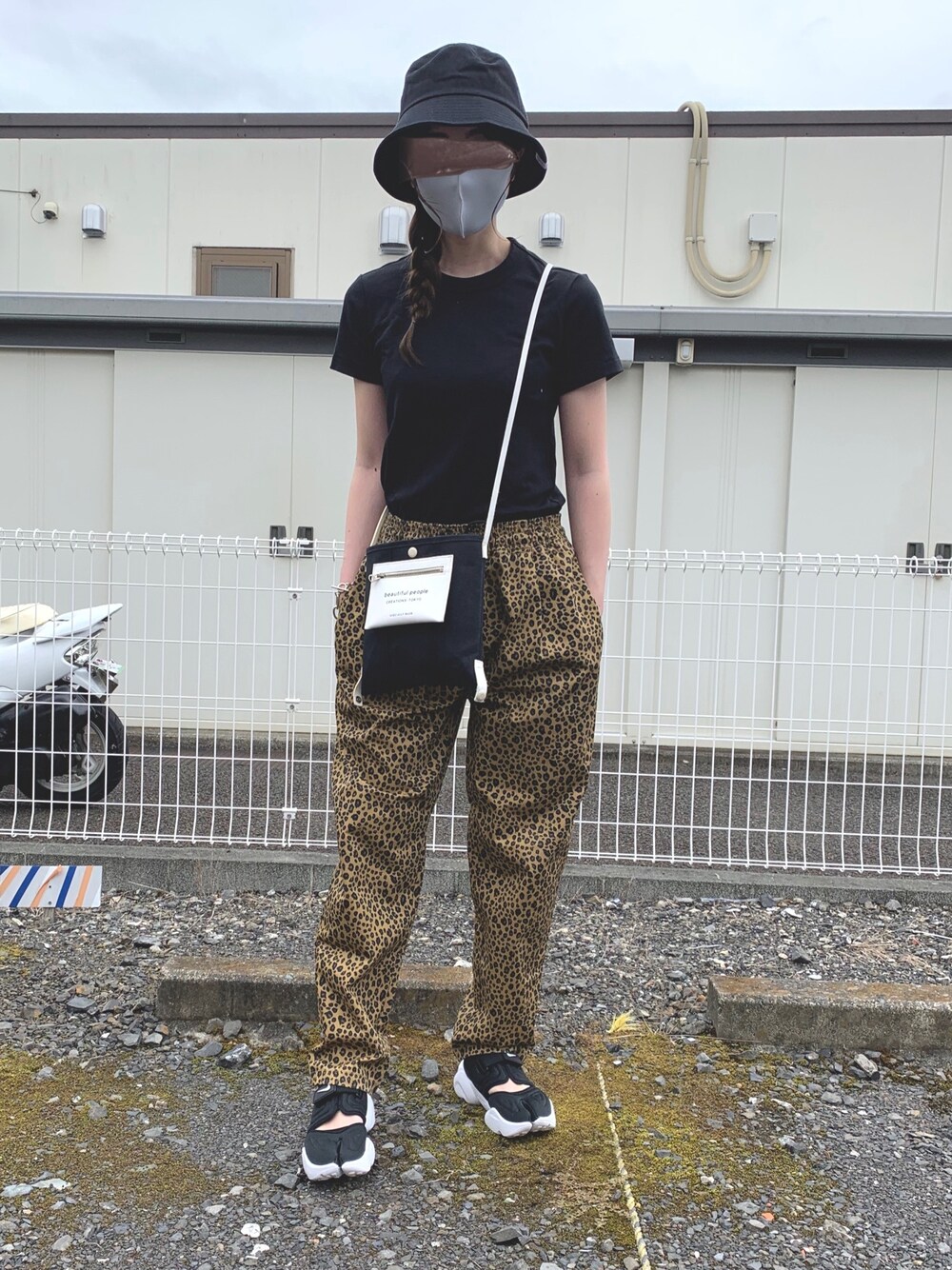 「ラブアンドピース2020、ヒョウ柄パンツ、レオパード、ユニクロTシャツ、黒Tシャツ、バケットハット、アクアリフト、ナイキ、おしゃれさんと繋がりたい、いいね、save、フォローお願いします🤑」｜「UNIQLOのクルーネックT（半袖）（Tシャツ/カットソー、ブラック系）」を使った、Kさん（レディース・158cm）の秋コーディネートの1枚目の写真