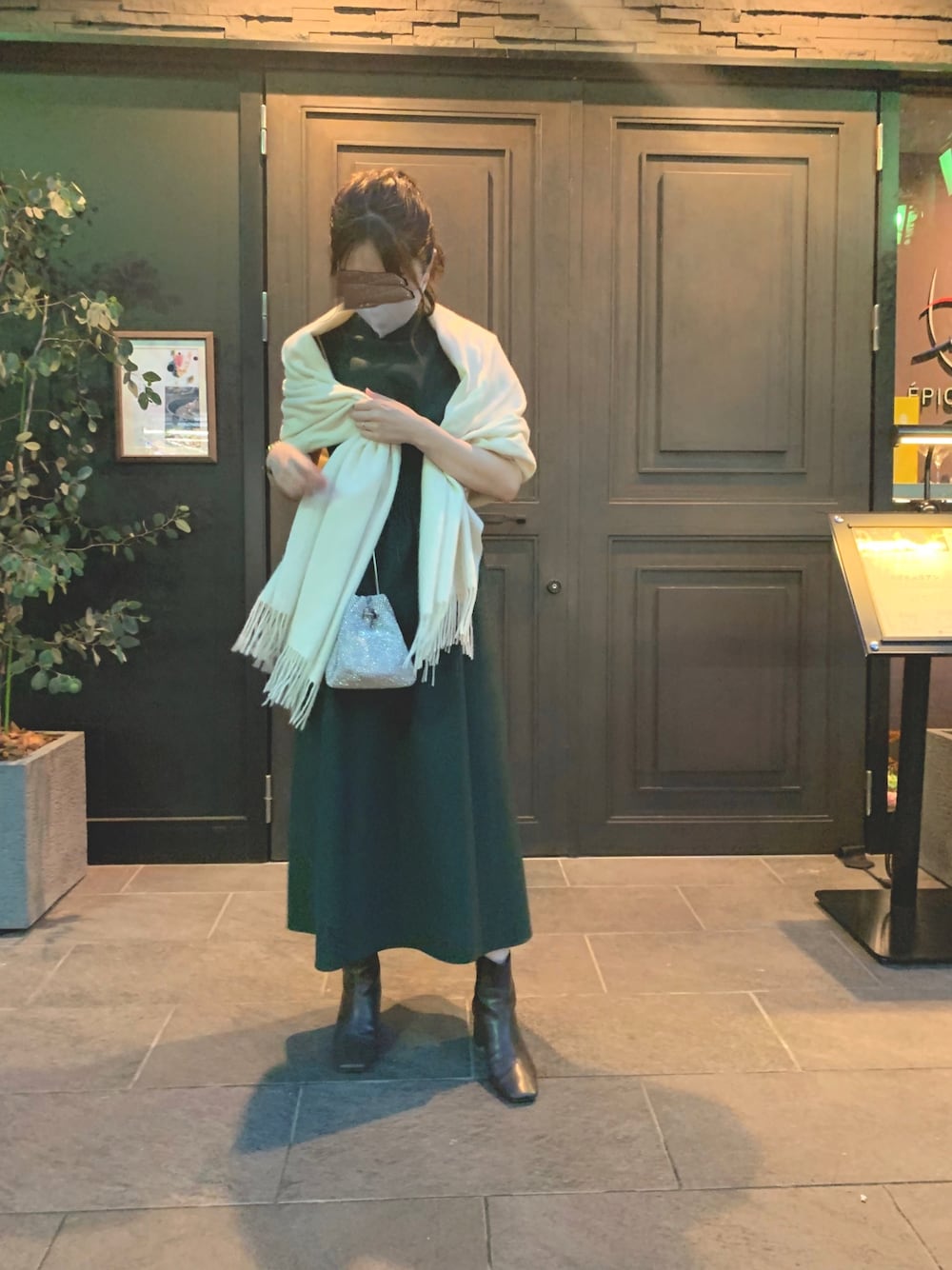 「秋のマイ旬スタイル、お呼ばれスタイル、ディナー、グリーン、ワンピース、ストール、スクエアトゥ、キレイめ、おしゃれさんと繋がりたい、いいね、save、フォローお願いします🤑」｜「FRAY I.Dのタックフレアワンピース（ワンピース、グリーン系）」を使った、Kさん（レディース・158cm）の秋コーディネートの1枚目の写真