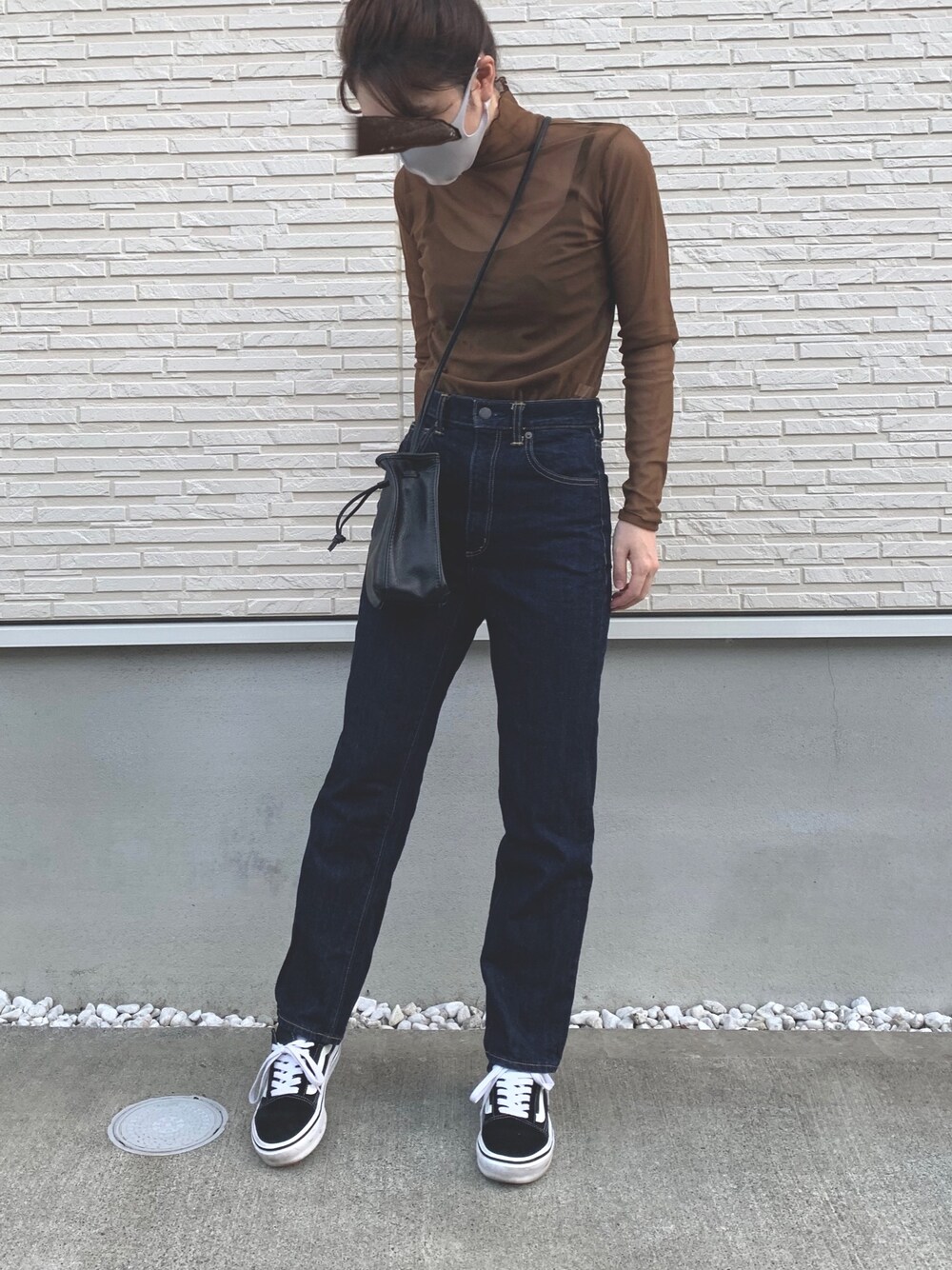 「秋コーデ、シースルー、タートルネック、スニーカー、GU、プチプラ、デニムパンツ、シンプル、おしゃれさんと繋がりたい、いいね、save、フォローお願いします🤑」｜「PUBLIC TOKYOのメッシュメローハイネックロンT（Tシャツ/カットソー、ブラウン系）」を使った、Kさん（レディース・158cm）の秋コーディネートの1枚目の写真