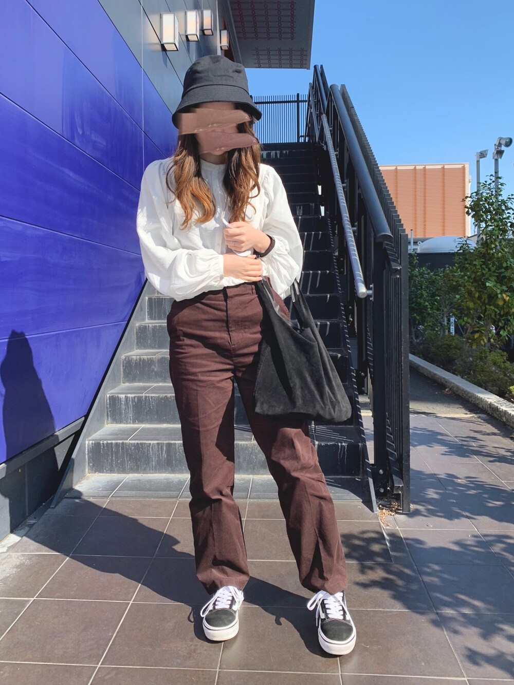 「シャツコーデ、チュニック、ワントーンコーデ、バケットハット、スニーカー、VANS、オールドスクール、シンプル、おしゃれさんと繋がりたい、いいね、save、フォローお願いします🤑」｜「CANAL JEANのvia j(ヴィアジェイ) ヘリンボーンバケットハット（ハット、ブラック系）」を使った、Kさん（レディース・158cm）の秋コーディネートの1枚目の写真