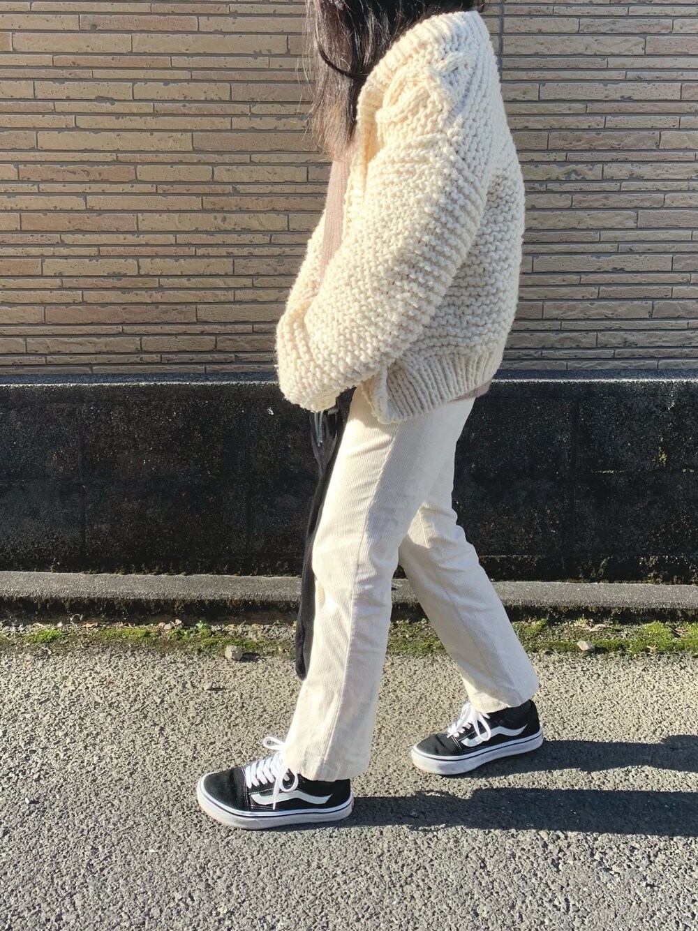 「ホワイトコーデ、クリスマス、白ニット、VANS、オールドスクール、UNIQLO、ホワイトパンツ、カーディガン、おしゃれさんと繋がりたい、いいね、save、フォローお願いします🤑」｜「FREAK'S STOREのアイテム（ニット/セーター、ホワイト系）」を使った、Kさん（レディース・158cm）の冬コーディネートの1枚目の写真