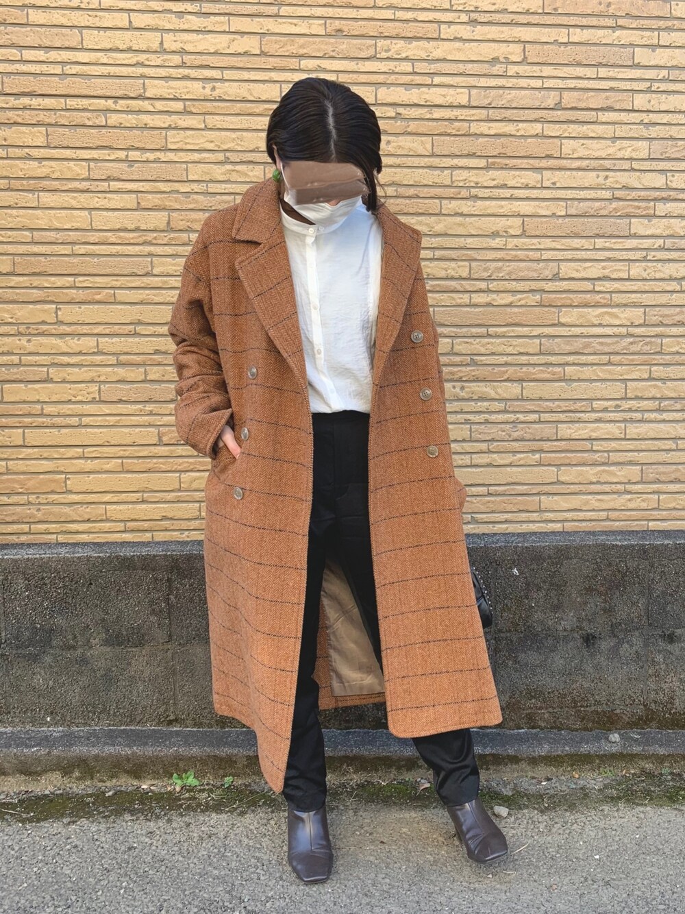 「秋冬コーデ、ロングコート、チュニック、スクエアトゥ、サテンパンツ、Ungrid、ビューティ&ユース ユナイテッドアローズ(BEAUTY&YOUTH UNITED ARROWS)、カスタネ、おしゃれさんと繋がりたい、いいね、save、フォローお願いします🤑」｜「PUBLIC TOKYOのメッシュメローハイネックロンT（Tシャツ/カットソー、ブラウン系）」を使った、Kさん（レディース・158cm）の冬コーディネートの1枚目の写真