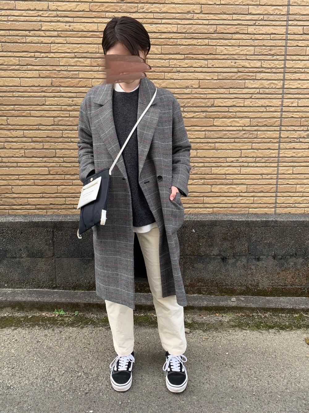 「秋冬コーデ、ホワイトパンツ、Ungrid、ユニクロ、beautiful people、VANS、オールドスクール、スニーカー、おしゃれさんと繋がりたい、いいね、save、フォローお願いします🤑」｜「B:MING by BEAMSのビーミング by ビームス / チェックビックラペルコート 17AW（その他アウター、グレー系）」を使った、Kさん（レディース・158cm）の冬コーディネートの1枚目の写真