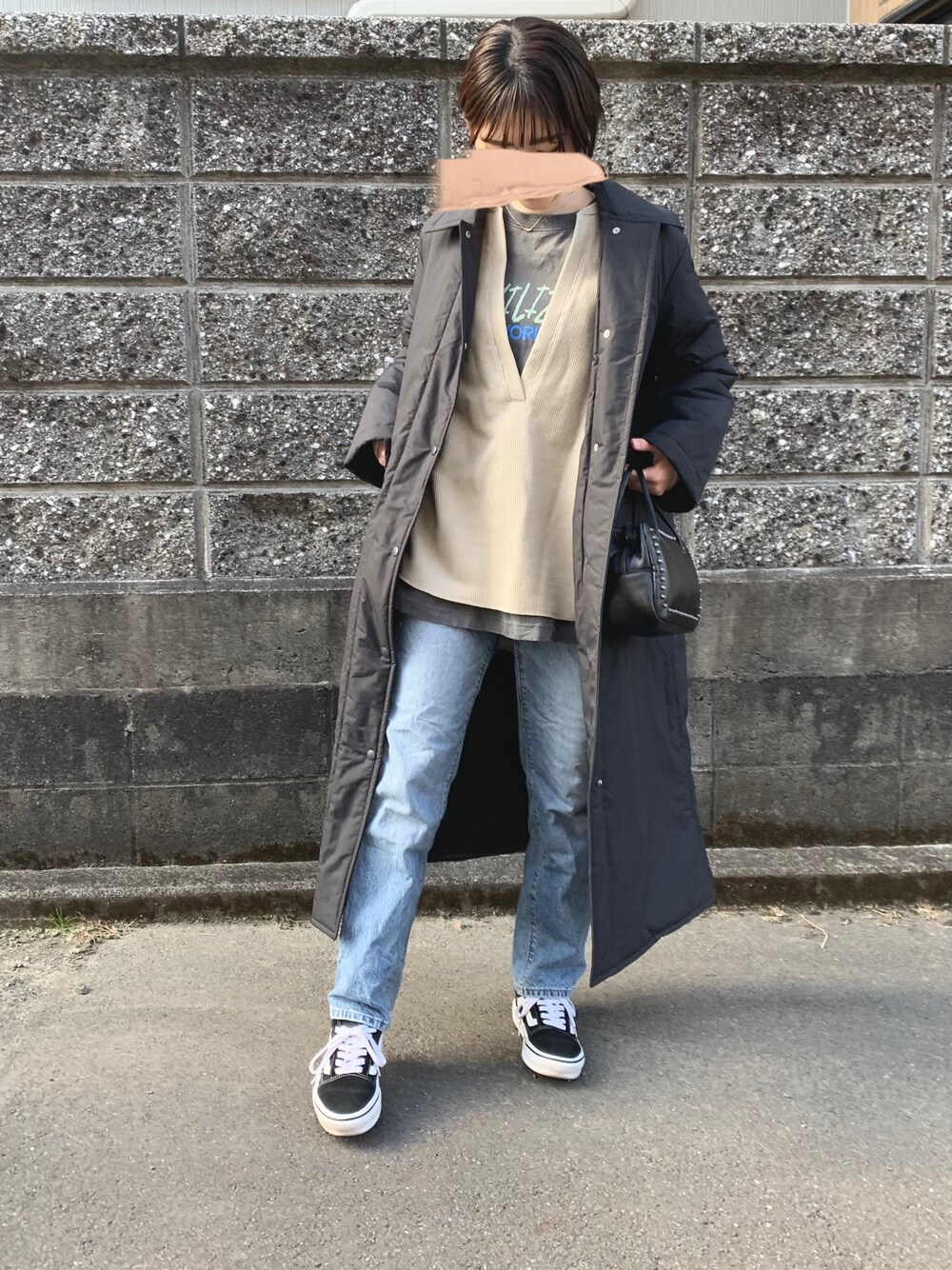 「カジュアルコーデ、スニーカー、VANS、オールドスクール、ビューティ&ユース ユナイテッドアローズ(BEAUTY&YOUTH UNITED ARROWS)、深Vネック、ZARA、GU、おしゃれさんと繋がりたい、いいね、save、フォローお願いします🤑」｜「BEAUTY&YOUTH UNITED ARROWSのBY タフタキルトステンカラーコート（その他アウター、ブラック系）」を使った、Kさん（レディース・158cm）の冬コーディネートの1枚目の写真
