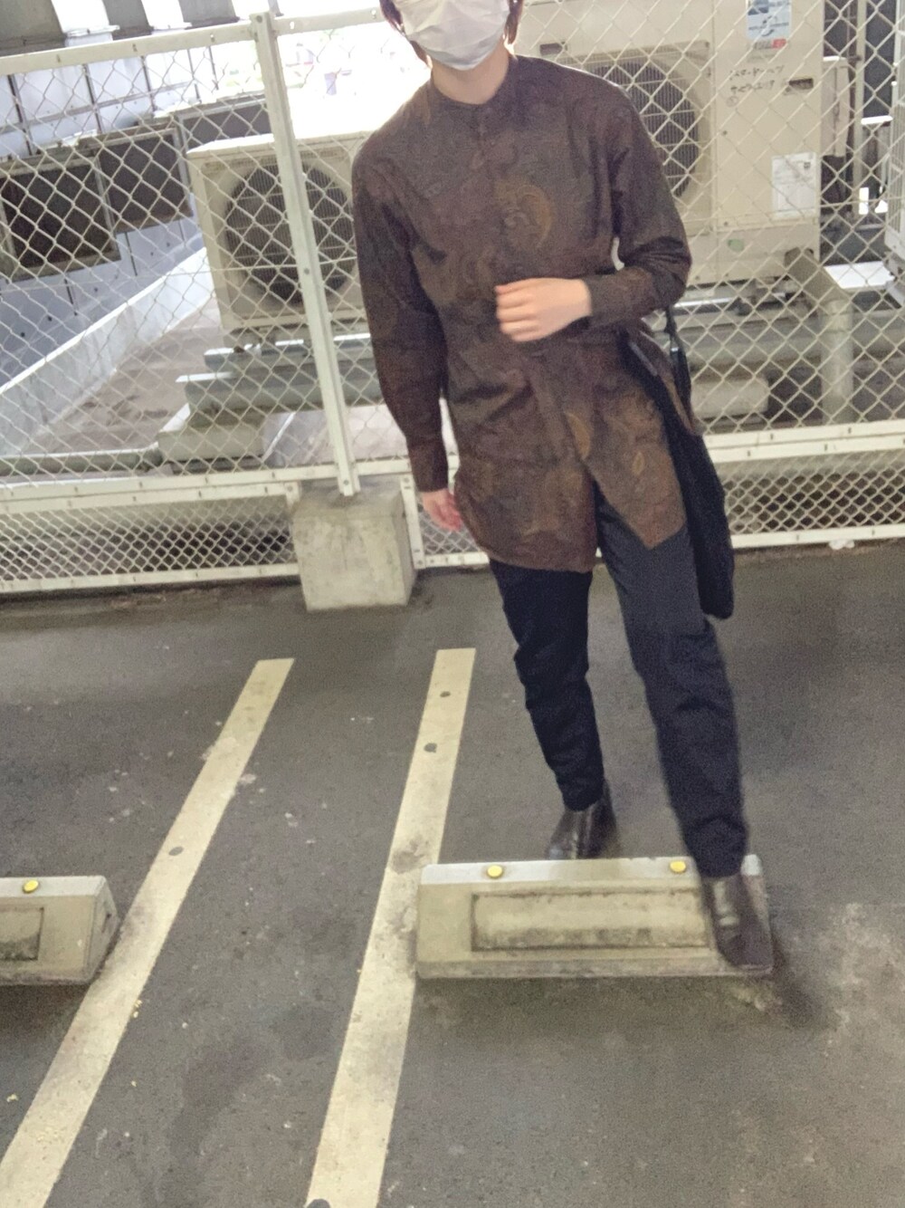 「春めきシューズ、チュニック、柄シャツ、サテンパンツ、メンズライク、ワントーンコーデ、古着、休日スタイル、おしゃれさんと繋がりたい、いいね、save、フォローお願いします🤑」｜「URBAN RESEARCH DOORSのWhite Label　ペイズリータキシードロングシャツ（シャツ/ブラウス、ブラウン系）」を使った、Kさん（レディース・158cm）の春コーディネートの1枚目の写真