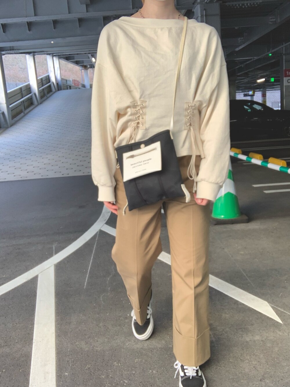 「春めきシューズ、きれいめカジュアル、プチプラ、dholic、ディーホリック、ZARA、ザラ、スニーカー、VANS、オールドスクール」｜「DHOLICのアイテム（スウェット、ホワイト系）」を使った、Kさん（レディース・158cm）の春コーディネートの1枚目の写真