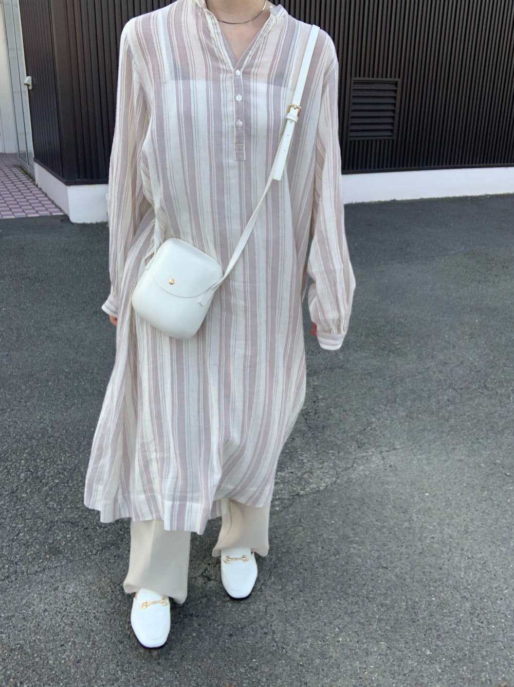 「ロングワンピース、ロングシャツ、ワントーンコーデ、春コーデ、Ungrid、dholic、プチプラ、韓国ファッション、おしゃれさんと繋がりたい、いいね、save、フォローお願いします🤑」｜「Ungridのガーゼストライプワンピース（ワンピース、ホワイト系）」を使った、Kさん（レディース・158cm）の春コーディネートの1枚目の写真