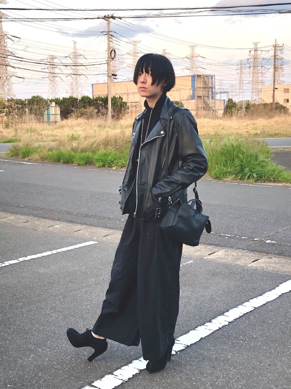 「休日スタイル、黒コーデ、レディース、ライダース」｜「Vivienne WestwoodのSMALL ORB PENDANT (new)（ネックレス、シルバー系）」を使った、もくよーさん（メンズ・168cm）の春コーディネートの1枚目の写真