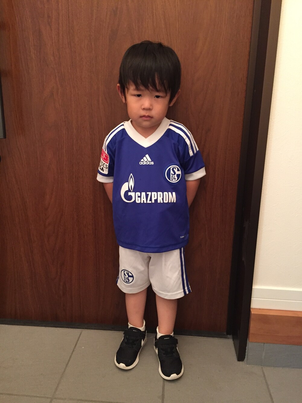 ブルー系のジャージ、ホワイト系のパンツ、ブラック系のスニーカーを着用したキッズの夏コーディネートの1枚目の写真