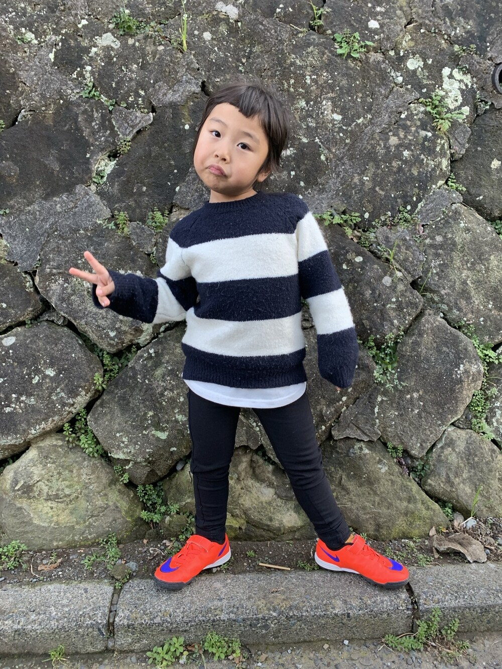 「GLOBAL WORKのアイテム（ニット/セーター、ブラック系）」を使った、mikotoさん（キッズ・100cm）の冬コーディネートの1枚目の写真