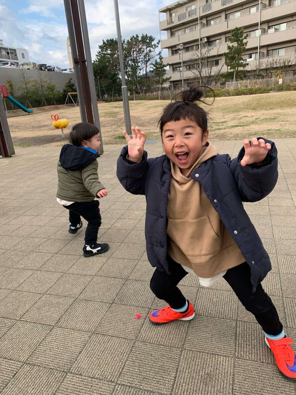 「BREEZEの中綿ジャケット_撥水加工（ダウンジャケット/コート、ブルー系）」を使った、mikotoさん（キッズ・100cm）の冬コーディネートの1枚目の写真