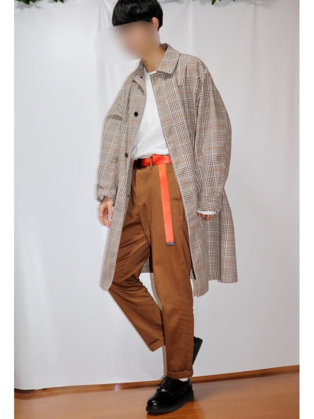 「おしゃれさんと繋がりたい、シンプル、革靴、大学生、ガチャベルト、コート、タックイン、春コーデ、ガチャベルト オレンジ、ニコアンド」｜「niko and...のツイルチェックコート（その他アウター、ブラウン系）」を使った、かずや(카즈야)さん（メンズ・170cm）の冬コーディネートの1枚目の写真