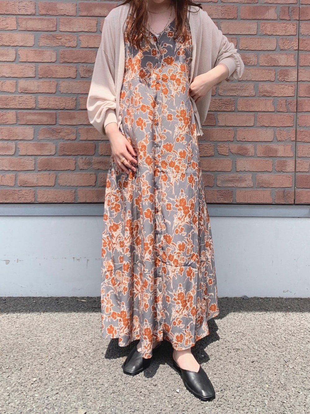 「WAREHOUSE、items、ITEMS URBANRESEARCH、アイテムズアーバンリサーチ、花柄ワンピース、サマーカーディガン、ワンピースコーデ、春コーデ、夏コーデ」｜「ITEMS URBANRESEARCHのVネックマキシワンピース（ワンピース、グレー系）」を使った、manaさん（レディース・160cm）の春コーディネートの1枚目の写真