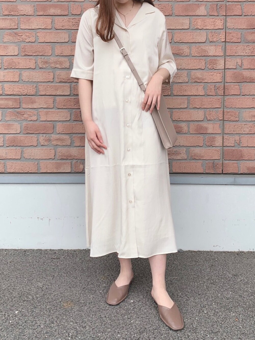 「WAREHOUSE、items、ITEMS URBANRESEARCH、アイテムズアーバンリサーチ、オープンカラー、シャツワンピース、ワンピースコーデ、夏コーデ」｜「ITEMS URBANRESEARCHのオープンカラーシャツワンピース（シャツワンピース、ホワイト系）」を使った、manaさん（レディース・160cm）の春コーディネートの1枚目の写真