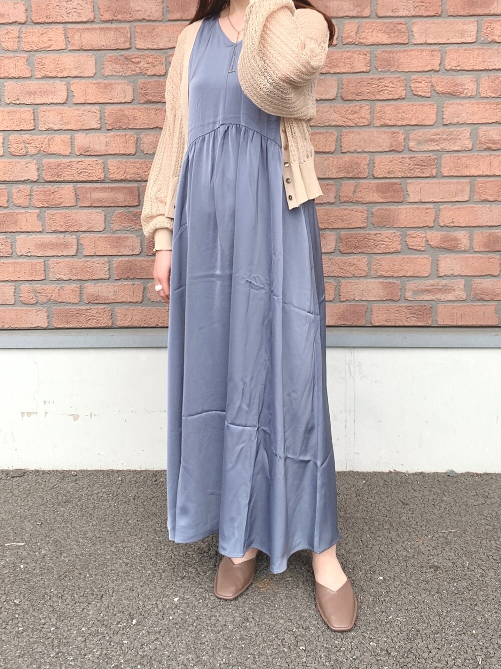 ブルー系のワンピース、ベージュ系のカーディガン/ボレロ、グレー系のその他シューズを着用したレディースの春コーディネートの1枚目の写真