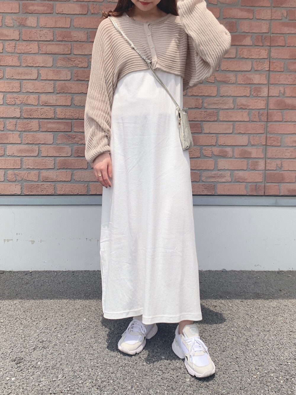 「カーディガン、ワンピース、シンプルコーデ、夏コーデ、WAREHOUSE、セットアイテム、items、ITEMS_URBANRESEARCH、アイテムズアーバンリサーチ」｜「ITEMS URBANRESEARCHのカットセットワンピース（ワンピース、ホワイト系）」を使った、manaさん（レディース・160cm）の夏コーディネートの1枚目の写真