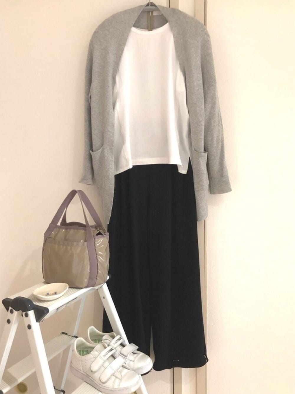 ホワイト系のTシャツ/カットソー、グレー系のカーディガン/ボレロ、ブラック系のその他パンツを着用したレディースの春コーディネートの1枚目の写真