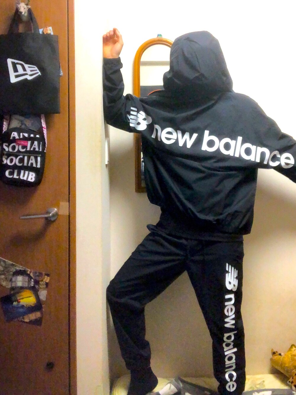 「冬アウター着回しチャレンジ」｜「NEW BALANCEのNBウインドブレーカージャケット（ナイロンジャケット、ブラック系）」を使った、LOVINさん（メンズ・173cm）の冬コーディネートの1枚目の写真