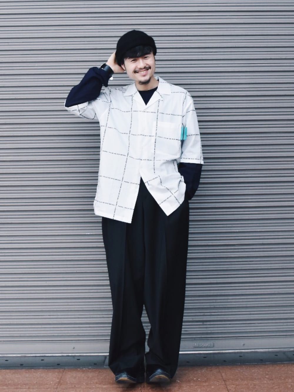 パープル系のTシャツ/カットソー、ホワイト系のシャツ/ブラウス、ブラック系のスラックスを着用したメンズの春コーディネートの1枚目の写真