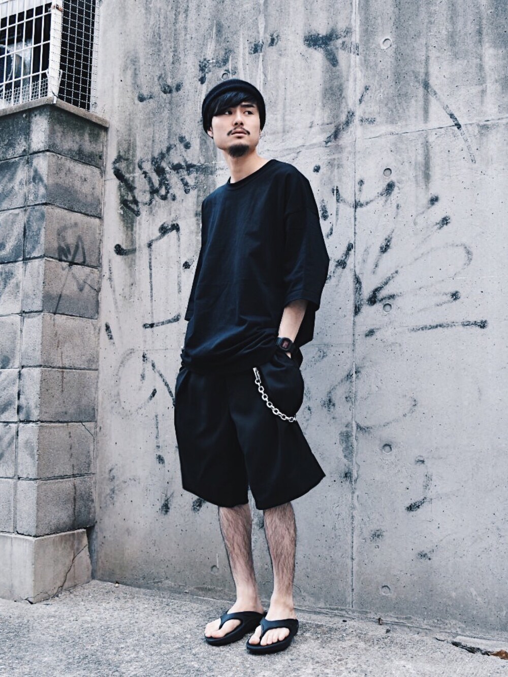 ブラック系のTシャツ/カットソー、ブラック系のその他パンツ、ブラック系のニットキャップ/ビーニーを着用したメンズの夏コーディネートの1枚目の写真