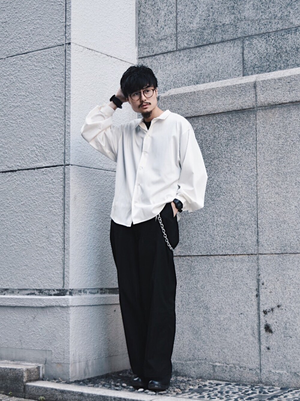 ホワイト系のシャツ/ブラウス、ブラック系のチノパンツ、ブラウン系のサングラスを着用したメンズの夏コーディネートの1枚目の写真