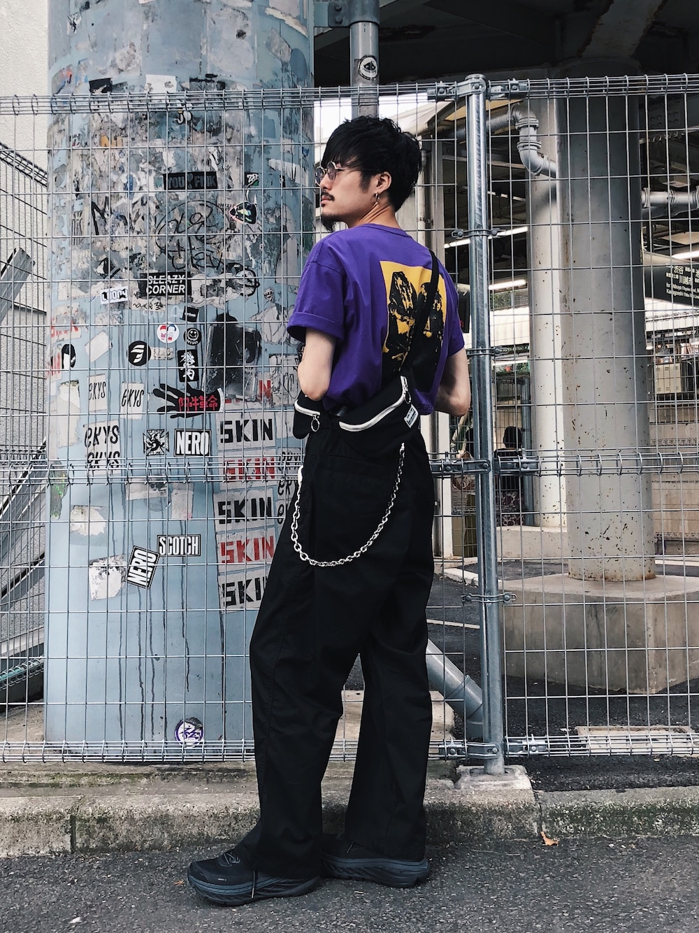 パープル系のTシャツ/カットソー、ブラック系のチノパンツ、ブラック系のスニーカーを着用したメンズの夏コーディネートの1枚目の写真