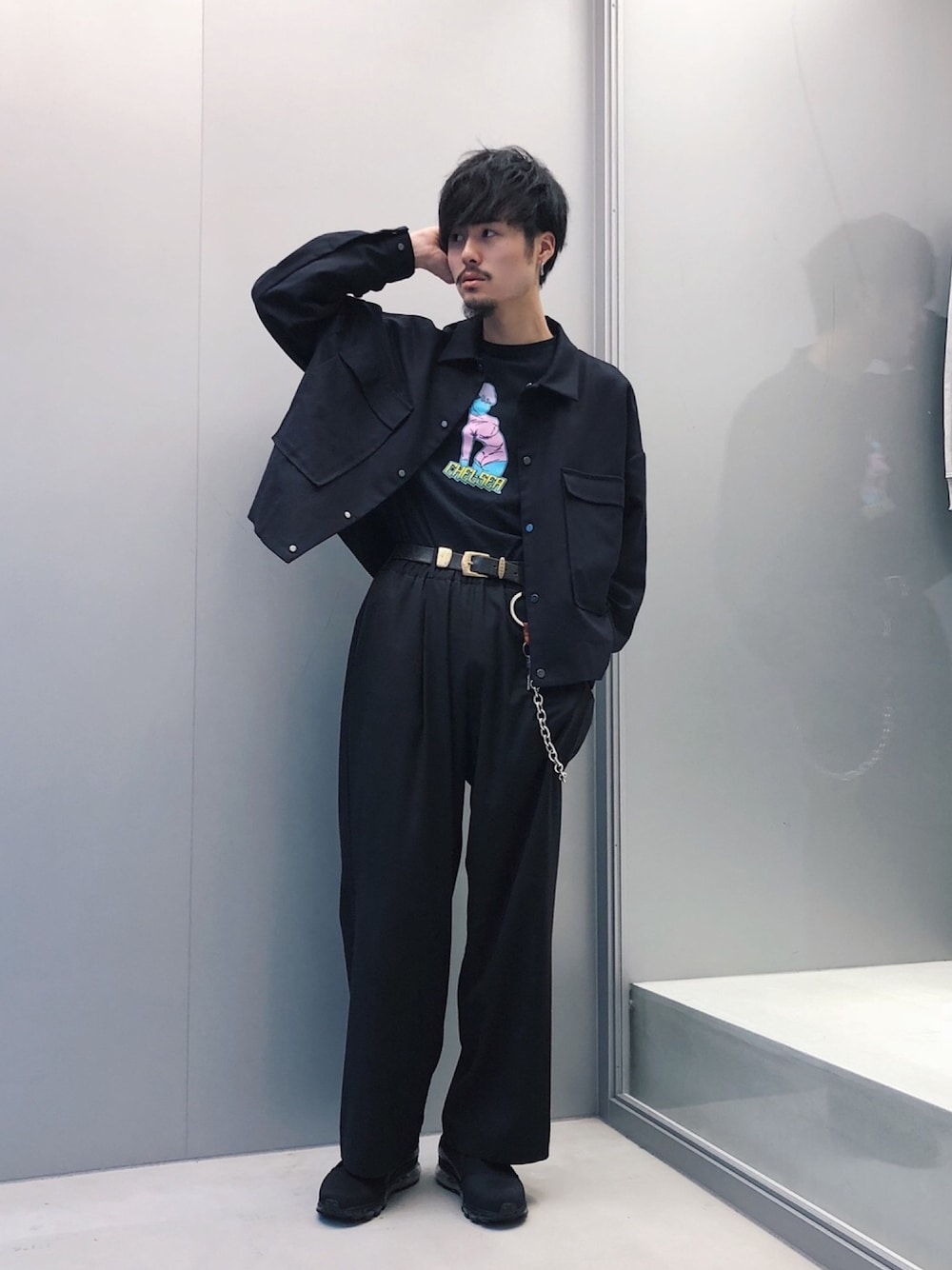 ブラック系のブルゾン、ブラック系のTシャツ/カットソー、ブラック系のスラックスを着用したメンズの秋コーディネートの1枚目の写真