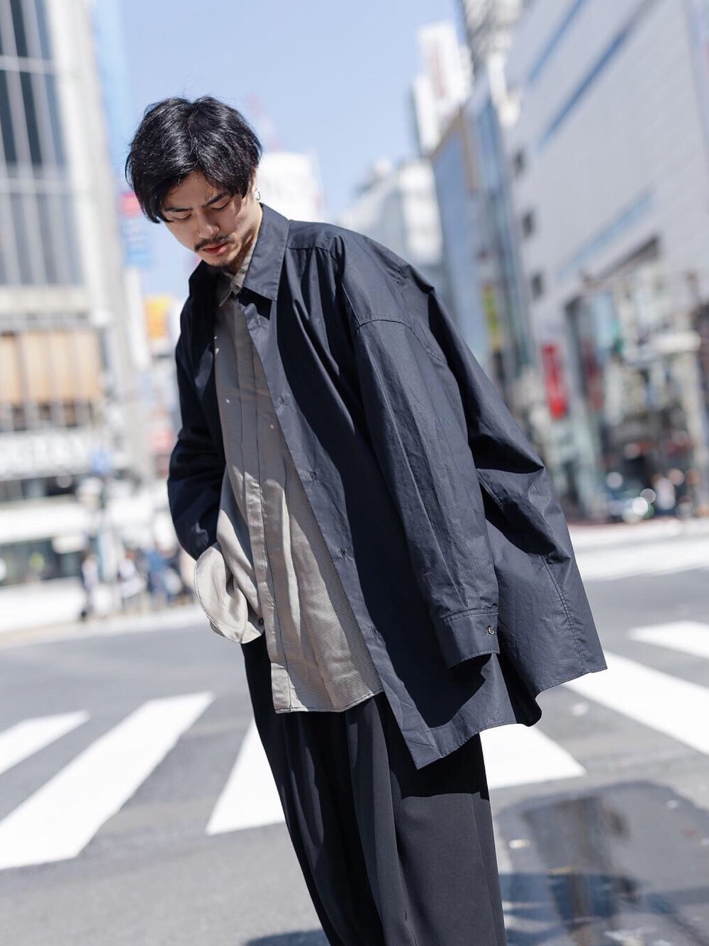 ブラック系のシャツ/ブラウス、グレー系のシャツ/ブラウスを着用したメンズの春コーディネートの1枚目の写真